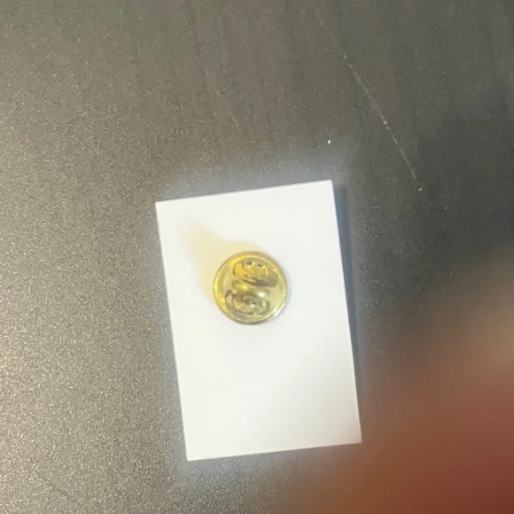 Labatt Remembrance Day Pin - Picture 2 of 5